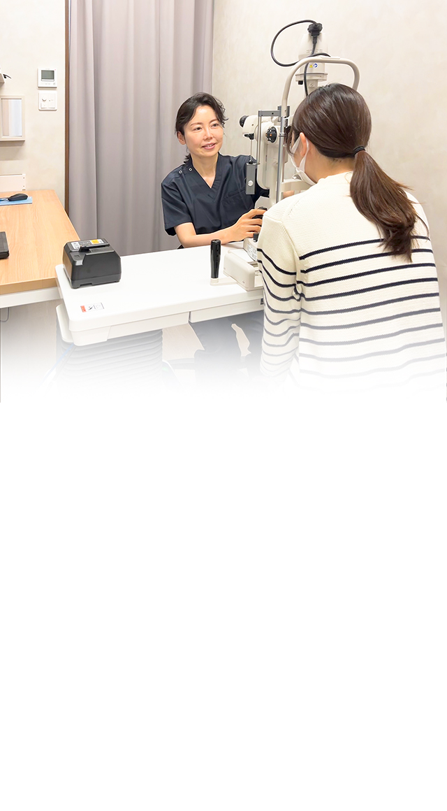 白内障や緑内障といった加齢に伴う疾患の検査や、視能訓練士の専門的なサポートを受ける様子